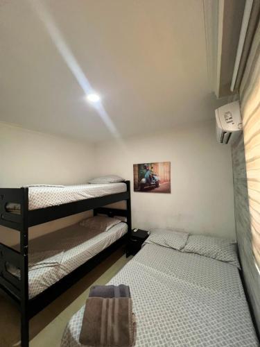 a bedroom with two bunk beds and a ceiling at aprtamento CTG in Cartagena de Indias