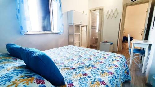 a bedroom with a bed and a window and a desk at B&B Catanzaro lido La collina dei poeti in Catanzaro Lido