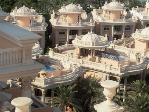an aerial view of a mansion at Raffles The Palm in Dubai