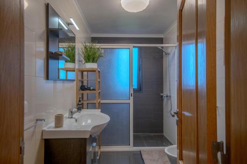 a bathroom with a sink and a shower at Bella Vista Studio in Canhas