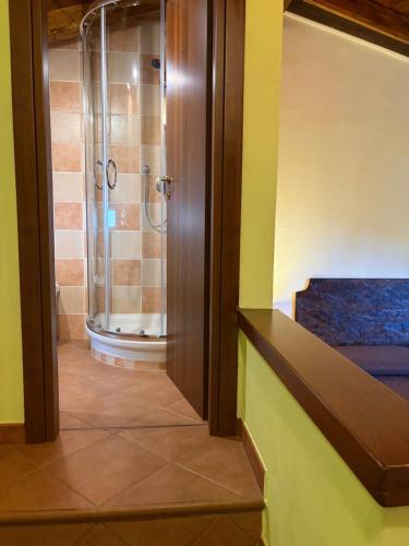 ein Badezimmer mit ebenerdiger Dusche neben einer ebenerdigen Dusche in der Unterkunft Il Muraglio in Belmonte Calabro