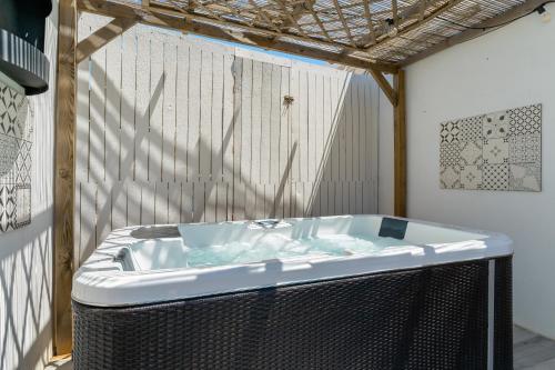 eine Badewanne in einem Raum mit einer Wand in der Unterkunft Agrigento Bed in Agrigento