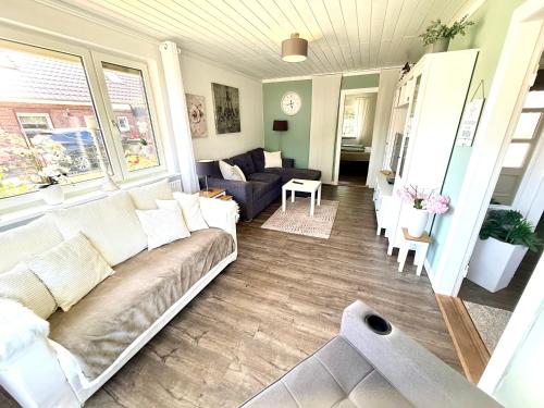 a living room with a couch and a table at Lütte Butze in Marne
