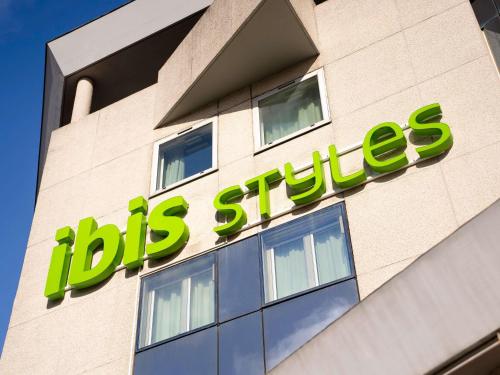 a ups store sign on the side of a building at ibis Styles Chatenay Malabry Paris Sud in Châtenay-Malabry