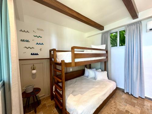 two bunk beds in a room with a window at Verdaad Mansion in La Libertad
