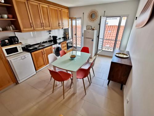 Sea View terrace, Beach 30m, Parking available, Air conditioning