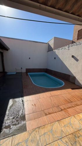 a swimming pool in the middle of a building at Casa queen in Campo Grande