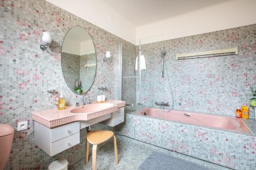 a bathroom with a pink sink and a tub at Gîte du forgeron - 6 à 8 personnes - Centre Alsace - Saint-Hippolyte in Saint-Hippolyte