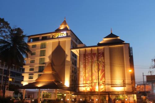 un gran edificio con luces en el lateral en Tevan Jomtien Pattaya en Jomtien Beach