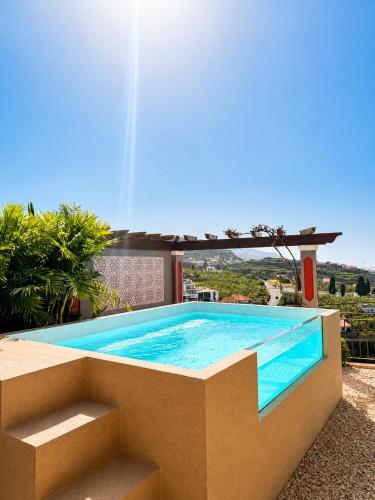 a swimming pool on thevisor of a house at Casa do Piquinho in Ponta do Sol