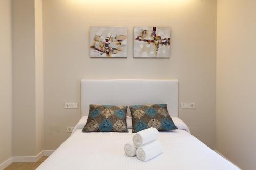 Кровать или кровати в номере Apartamentos Pinar Malaga Centro