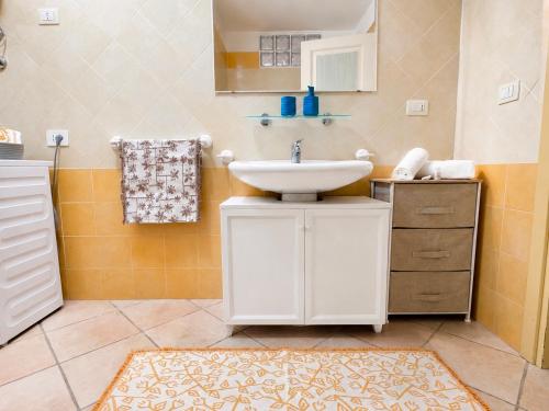 a bathroom with a white sink and a mirror at GioYa House in Pittulongu