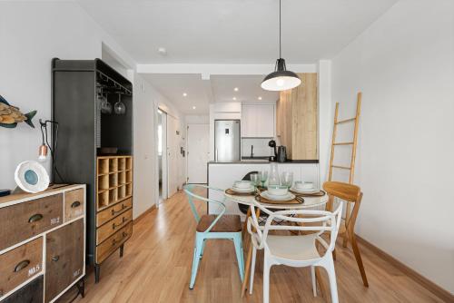 a kitchen and dining room with a table and chairs at APARTAMENT MIJAS BEACH, ÁNGEL in La Cala de Mijas