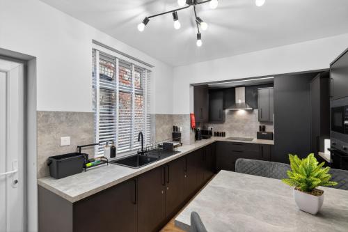 Close to Media City-Old Trafford - 5 Bedroom House photo 15