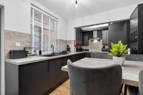 Close to Media City-Old Trafford - 5 Bedroom House photo 21