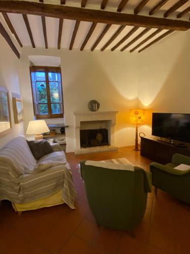 a living room with a couch and a fireplace at Casa vicolo dell’assedio in Pitigliano