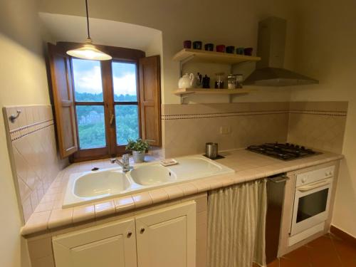 a kitchen with a sink and a window at Casa vicolo dell’assedio in Pitigliano