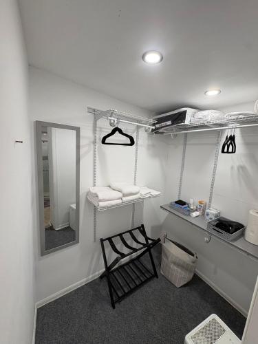 a bathroom with a mirror and a shelf with towels at Couples Retreat in Nazareth