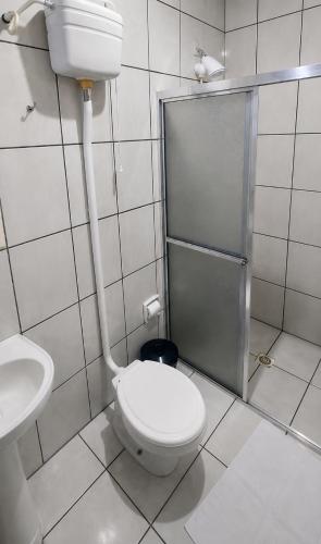 ein Badezimmer mit Toilette und Waschbecken in der Unterkunft Pousada Parque in Mostardas