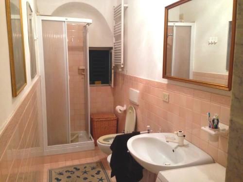 bagno con lavandino, doccia e servizi igienici di Casa vista mare a Camogli