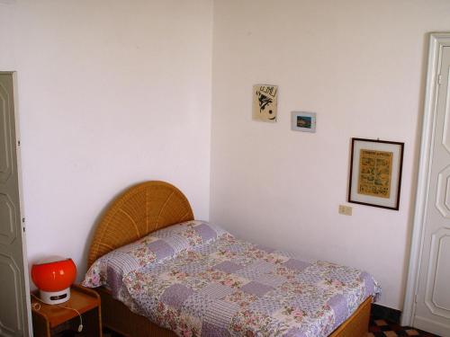 una camera con un letto con una trapunta sopra di Casa vista mare a Camogli