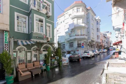 イスタンブールにあるTaksim Hostel Green House Istanbulの雨の日の建物が並ぶ街道