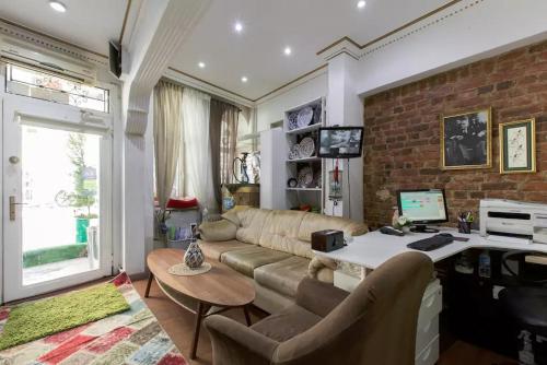 TV a/nebo společenská místnost v ubytování Taksim Hostel Green House Istanbul