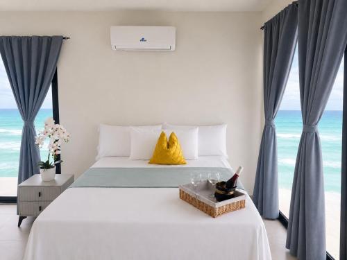 a bedroom with a bed and a window with the ocean at Privanza Hotels in Santa Cruz de Barahona