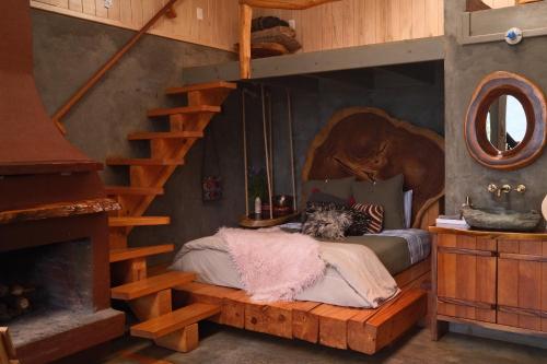 a bedroom with a bunk bed and a staircase at Casa Chuparrosas in San Mateo Río Hondo