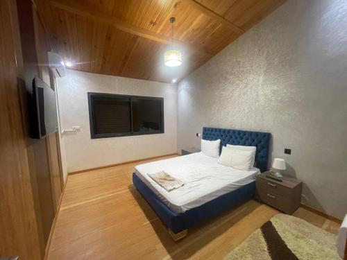 a small bedroom with a bed and a tv at Villa Moderne avec Piscine Privée in Imouzzer du Kandar