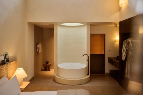 ein Badezimmer mit Badewanne in einem Zimmer in der Unterkunft Surf Hotel in Torquay