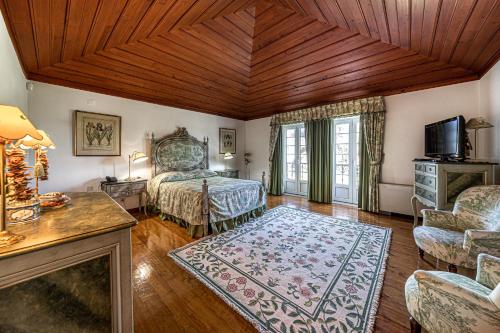 a bedroom with a bed and a wooden ceiling at Herdade das Bernardas B&B in Vila Verde de Ficalho