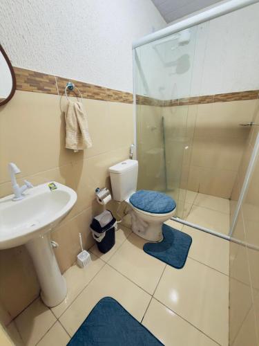 a bathroom with a toilet and a sink and a shower at Flat Vila Mariana in Tianguá