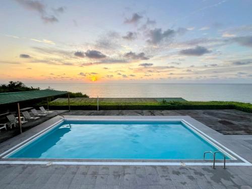 a swimming pool with a view of the ocean at Hotel Punta Blanca - Jama - Manabí in Jama