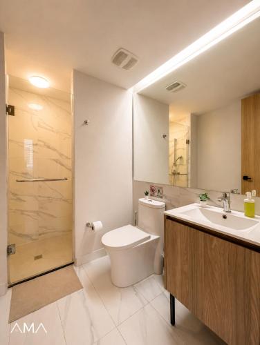 a bathroom with a toilet and a sink and a shower at Acogedor Apartamento Céntrico in Santo Domingo