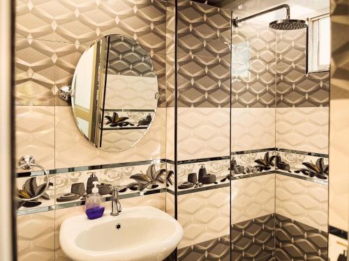 a bathroom with a sink and a shower at Ayllu in Huaraz