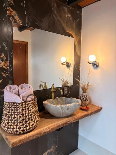 a bathroom with a sink and a mirror at Villa Iñaru hospedaria in Aquidauana