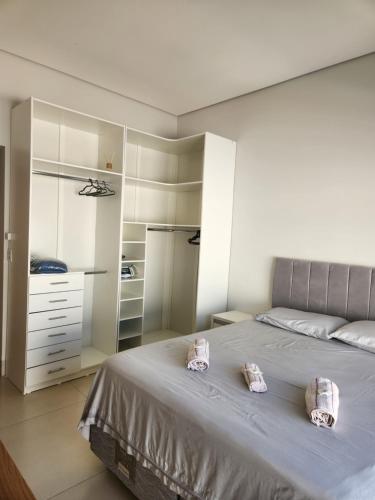 a bedroom with a bed with two towels on it at Casa Completa e Funcional in Sinop