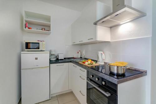 Seabreeze Apartments with Shared Jacuzzi