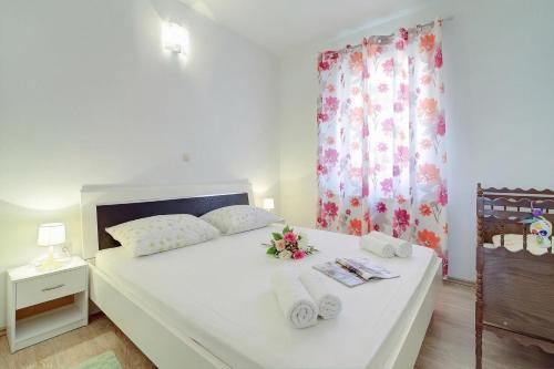 Seabreeze Apartments with Shared Jacuzzi
