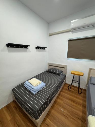 a small room with a bed and a table at 不倒翁輕旅可用優惠價預約機場碼頭接送 in Hsi-kuo-shan