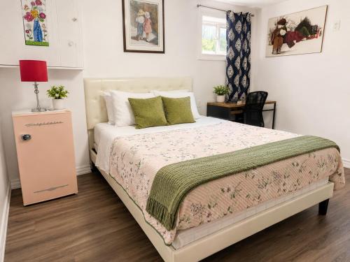 ein Schlafzimmer mit einem großen Bett und einer roten Lampe in der Unterkunft TononHouse in Toronto