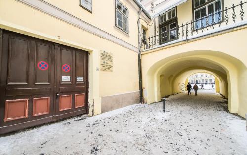 Central Studio Sibiu في سيبيو: زقاق في مبنى يمر منه شخصان
