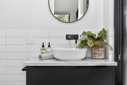 a bathroom with a white sink and a mirror at Dulwich Studio in Rose Park