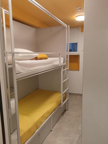 a small room with bunk beds in it at Il Sassolino in Riomaggiore