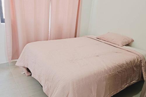 a bedroom with a bed with a pink blanket at Tu espacio ideal en Intercity Urban Corridor in Querétaro