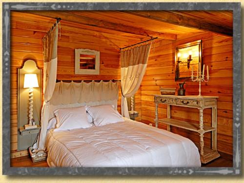 une chambre avec un lit blanc et un bureau dans l'établissement Aubergerie, à Sauzon