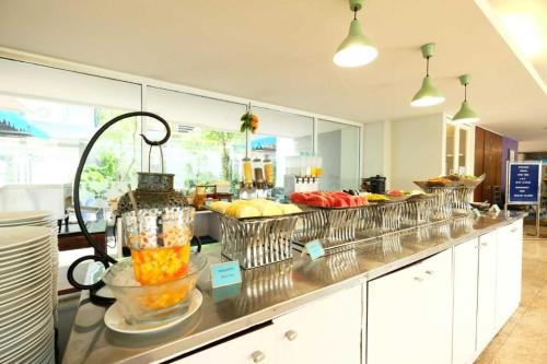 ein Buffet mit vielen Körben voller Speisen in der Unterkunft Sunday Beachfront View Jomtien Pattaya in Jomtien Beach