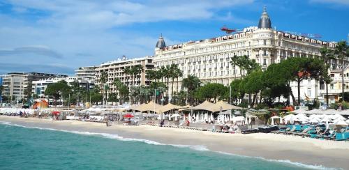 2BR, 2 Bath, AC Walk to Beaches & Cannes Center