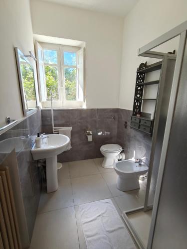 a bathroom with two sinks and a toilet at Villa Cristina in Casteldaccia